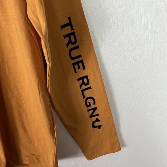 True Religion Tee Shirt Men's M Gold Black Logo Long Sleeve Stretch Knit NWT - Picture 8 of 13